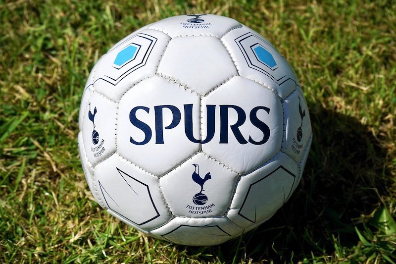 Which Tottenham Player Only Has One Knee?